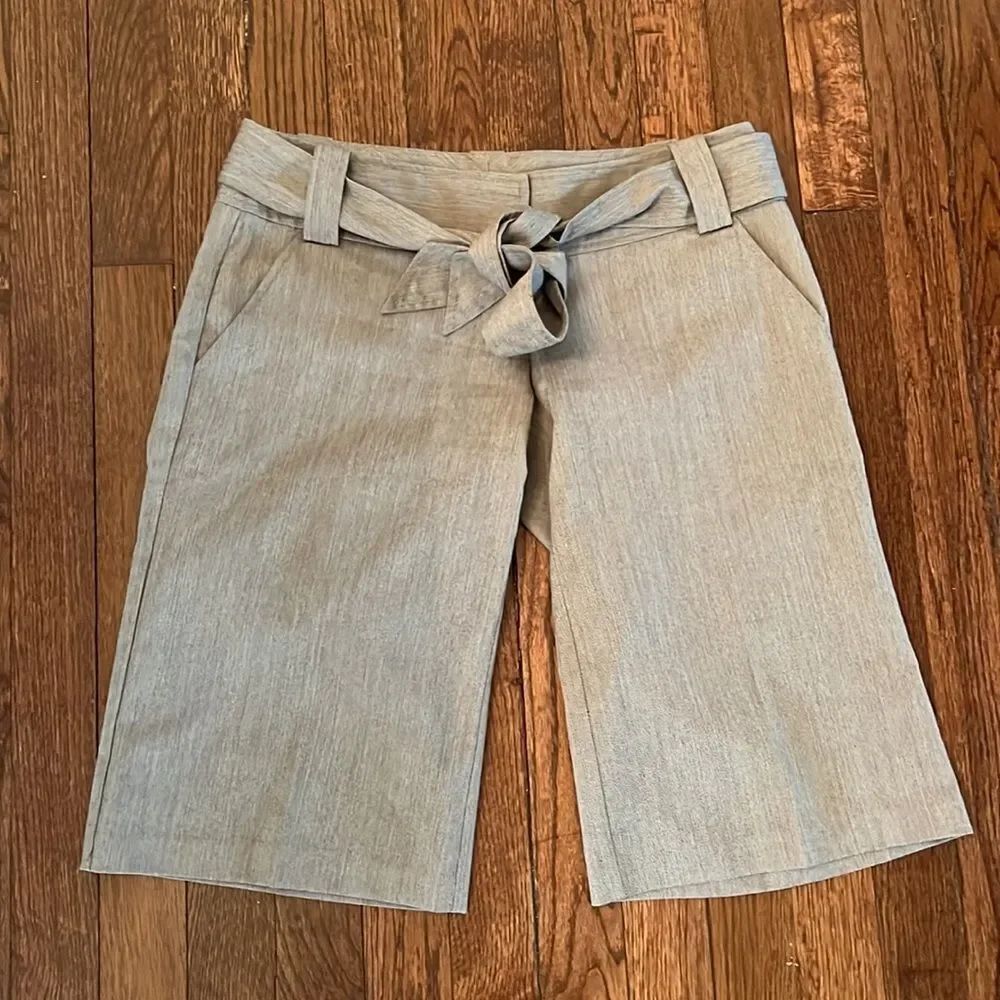 Guess sz 27 waist-tie walking Trouser Shorts EUC